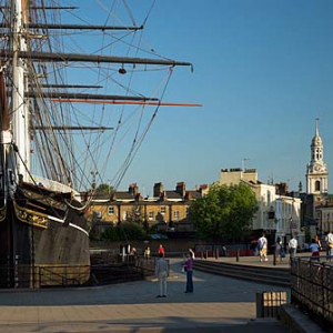 Londyn- Greenwich. Deptak przy nabrzeżu z widocznym żaglowcem Cutty Sark